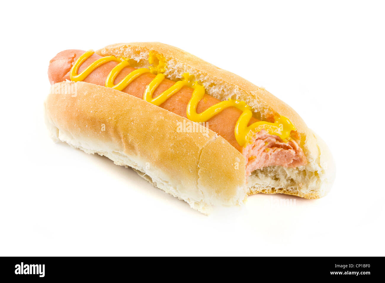 Avec hot dog bite manquant et la moutarde sur fond blanc Banque D'Images Avec hot dog bite manquant et la moutarde sur fond blanc Banque D'Images