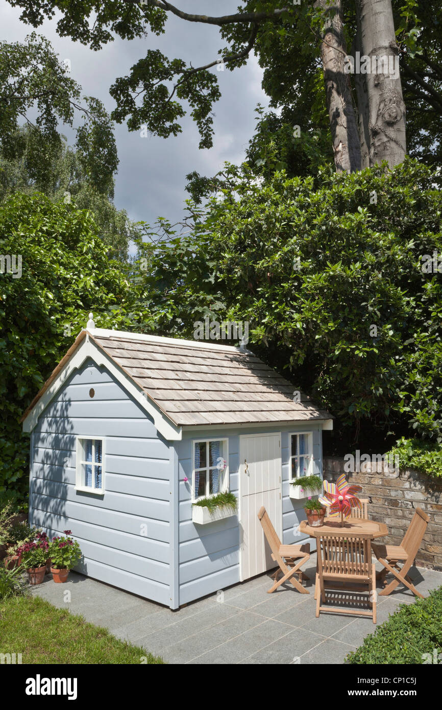 Playhouse avec bassin pour enfants, meubles de salle à manger en bois à l'arrière de la pelouse dans le jardin arrière Banque D'Images