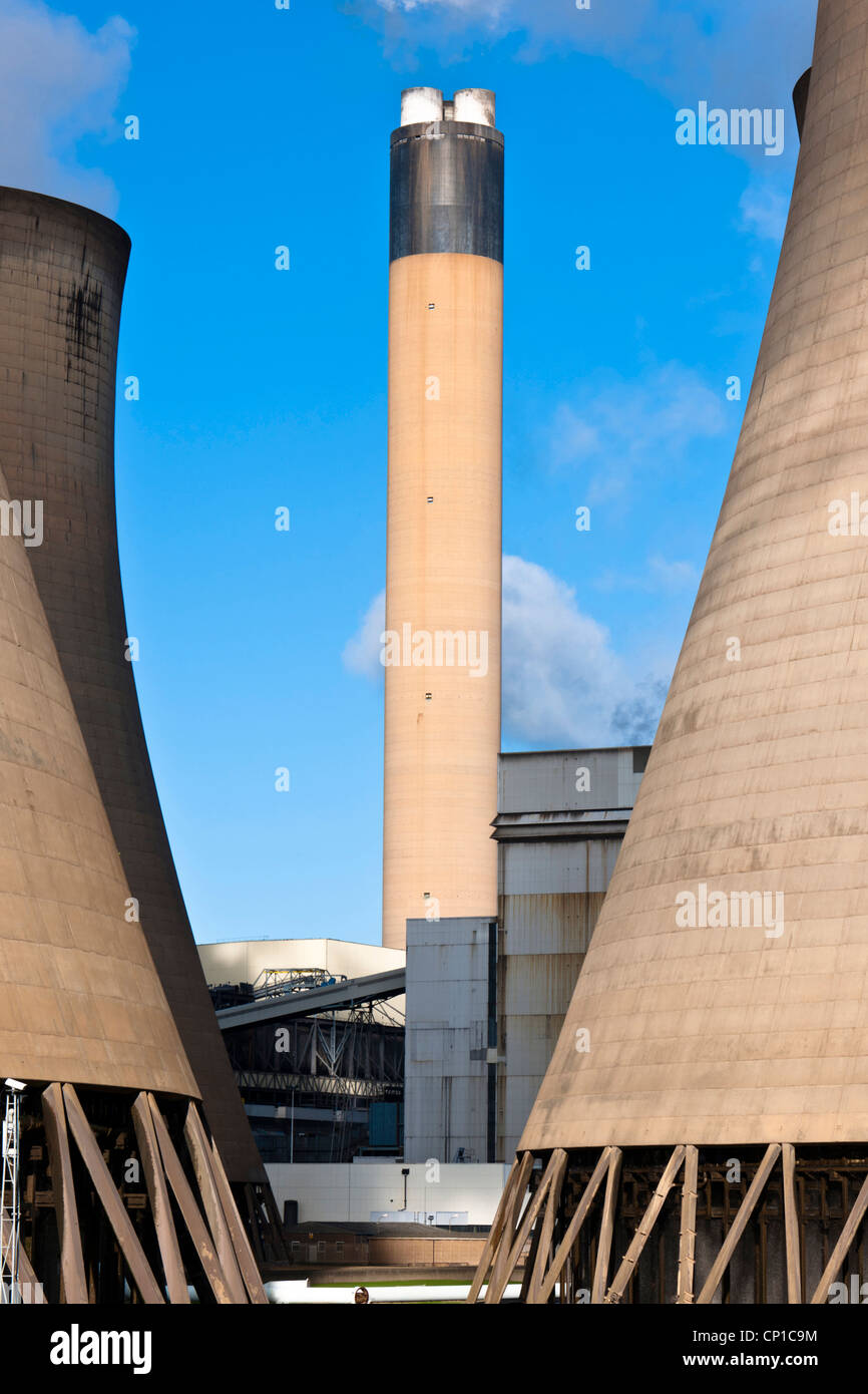 Vue de la cheminée principale entre deux tours de refroidissement chez Drax Power Station, North Yorkshire. Banque D'Images
