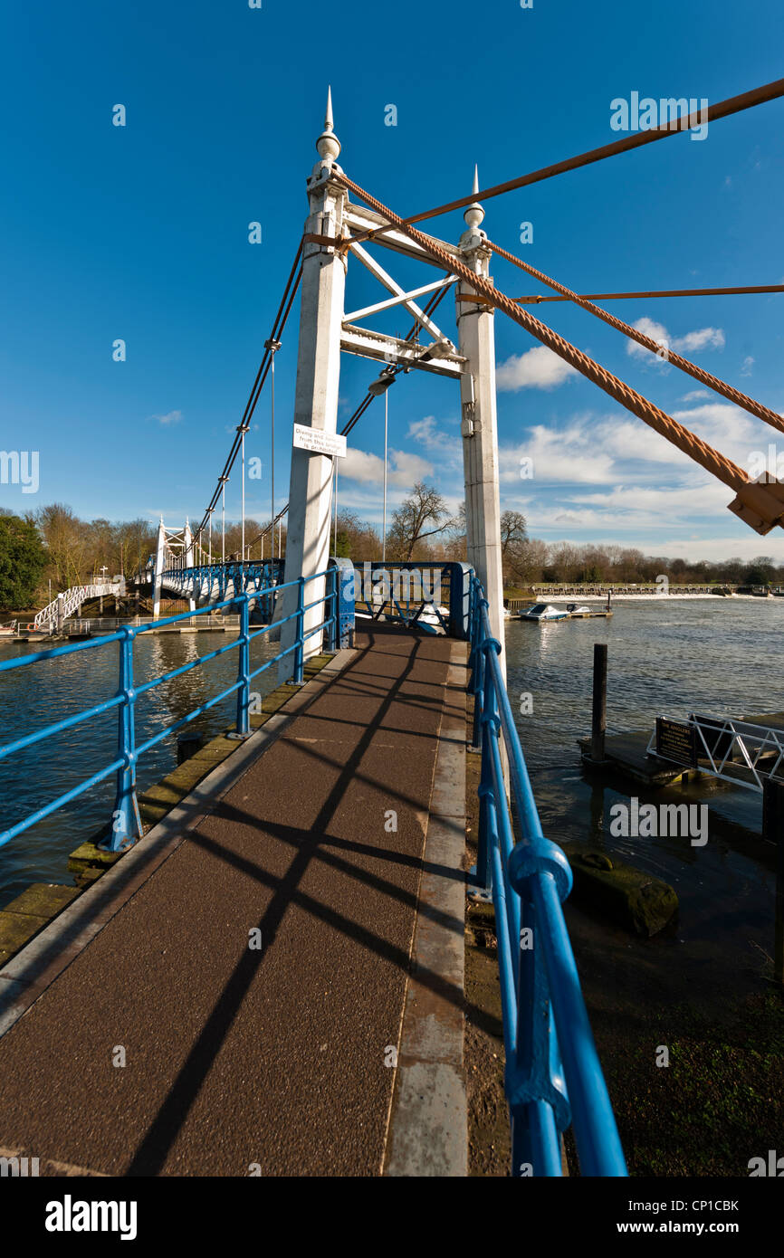 Suspension Bridge à Teddington Lock, la limite des marées de la Tamise. Banque D'Images