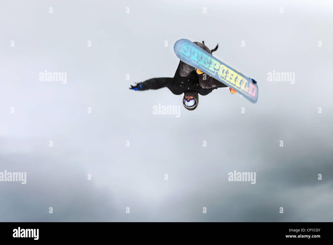 Snowboarder saute un gros kicker dans un parc acrobatique sur Whistler Blackcomb, British Columbia, Canada Banque D'Images
