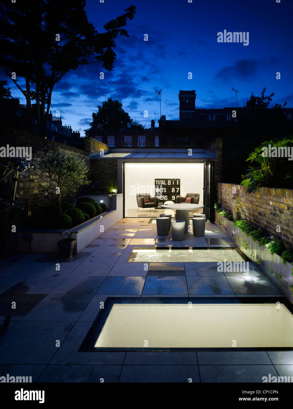 Vue de la nuit de nouveau sous-sol jardin et pavillon de jardin Banque D'Images