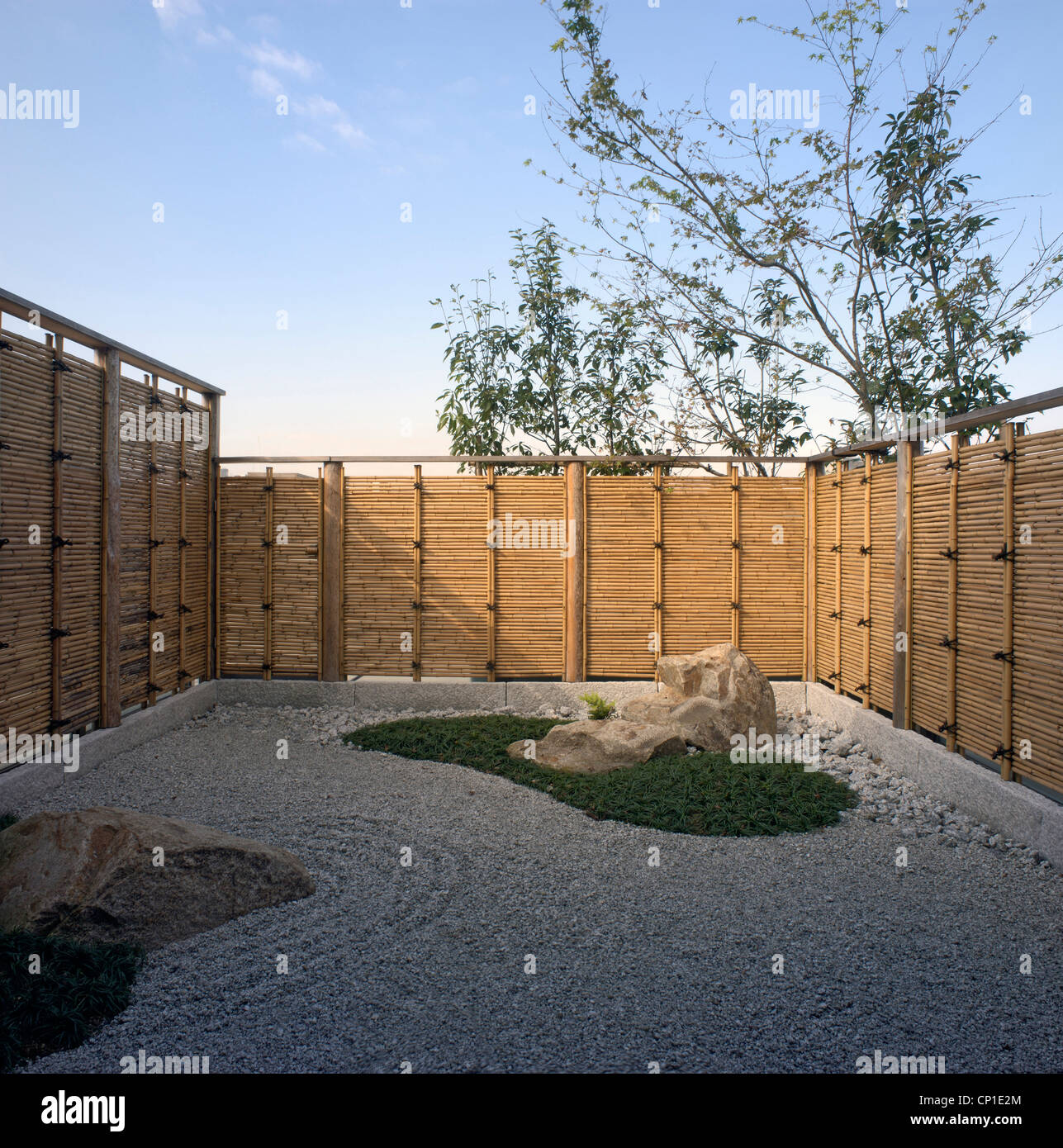 Jardin de gravier minimaliste avec l'escrime Banque D'Images
