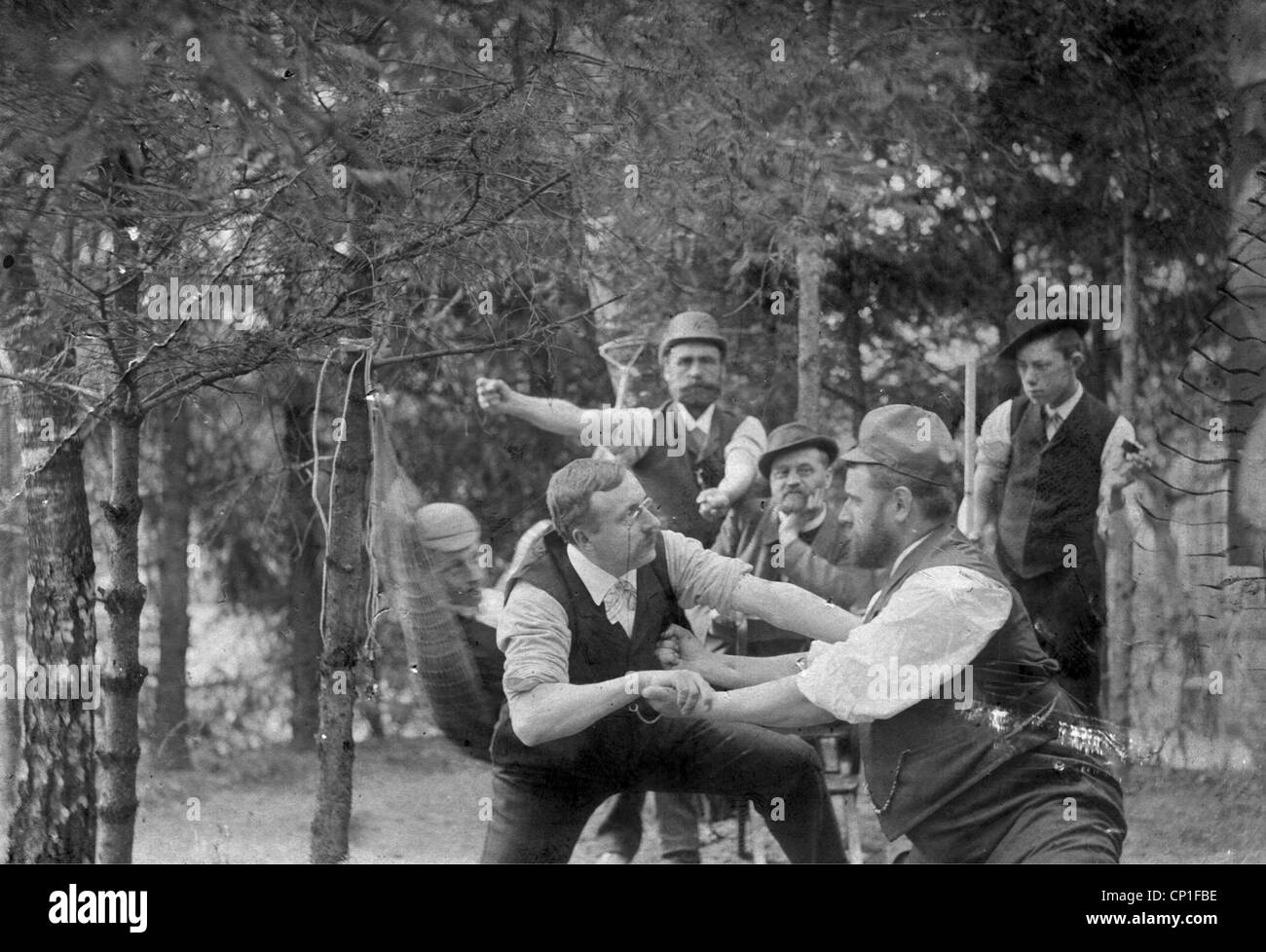 Personnes, homme, photo de groupe, deux hommes qui se battent, carte de cabinet, fin du XIXe siècle, droits additionnels-Clearences-non disponible Banque D'Images