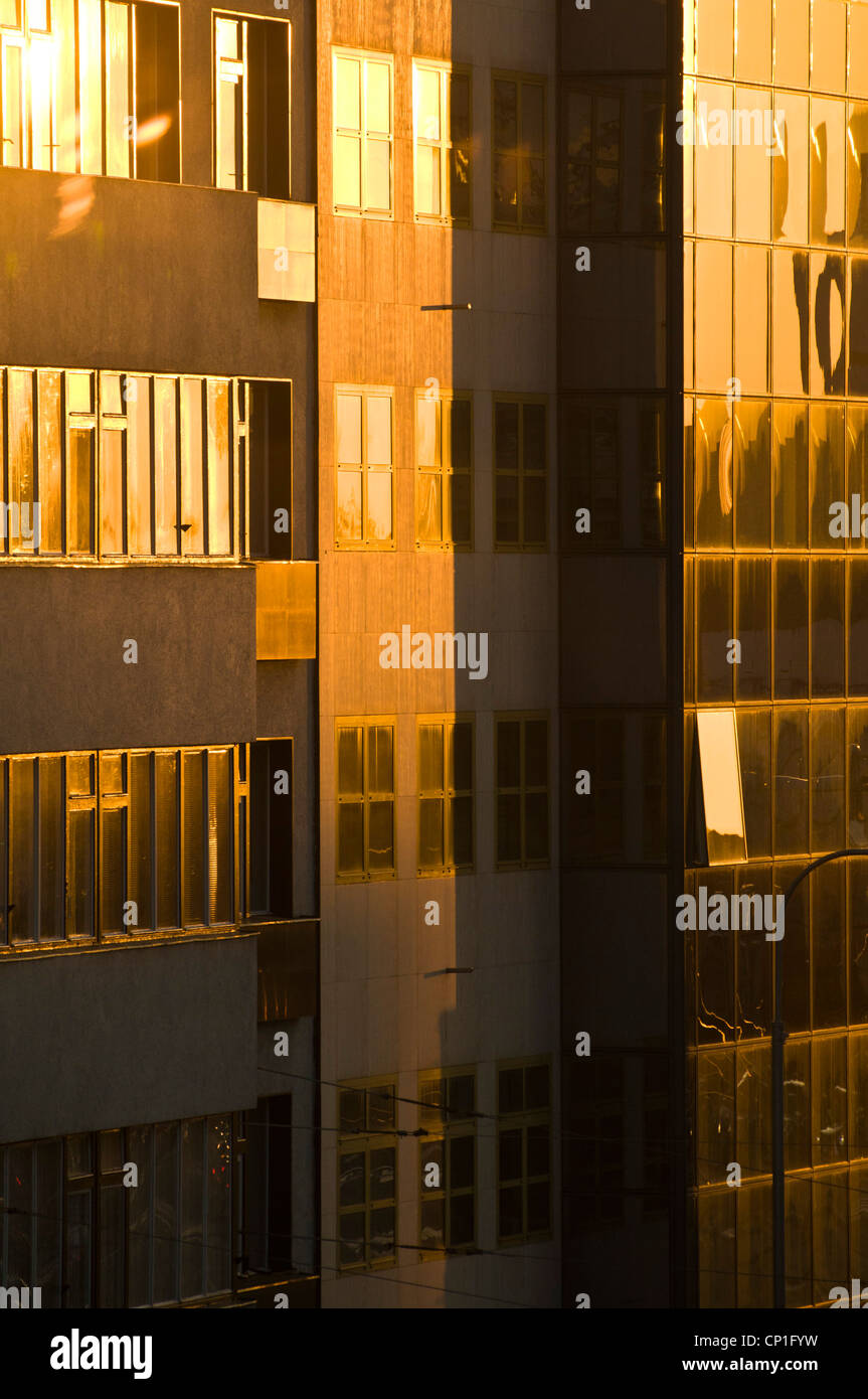 Bâtiment moderne au coucher du soleil Banque D'Images