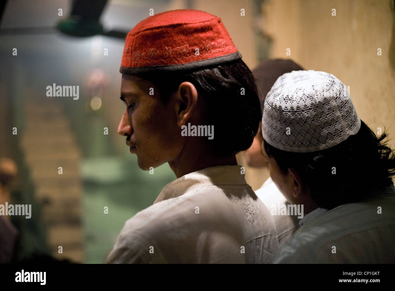 Écouter la musique Qawwali musulmans à Nizamuddin dargah(culte) salon Banque D'Images