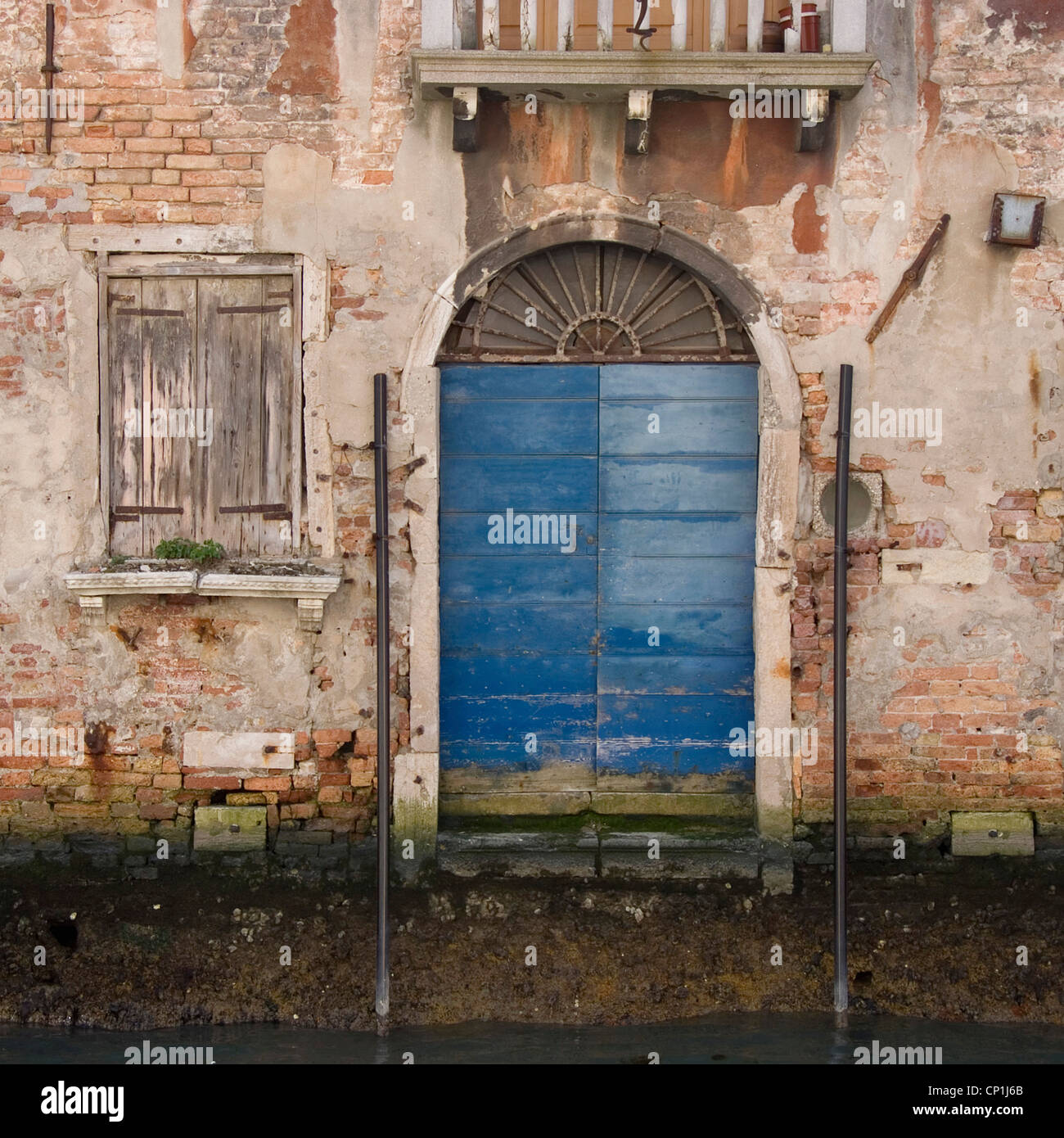 Porte au bord du canal, Venise extérieur de l'immeuble. Banque D'Images