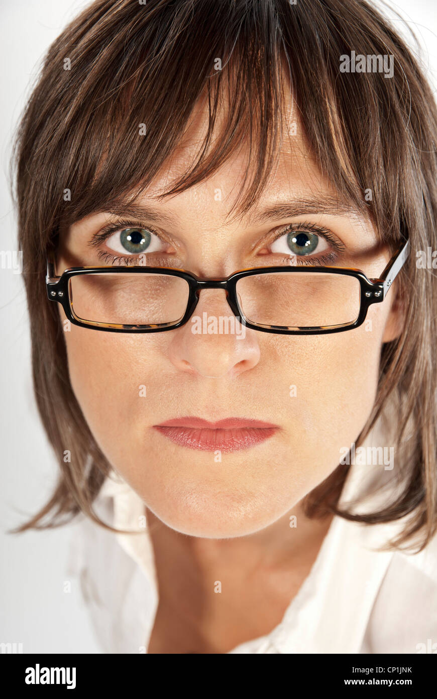 Femme d'affaires à la recherche exclusivement via ses lunettes. Banque D'Images