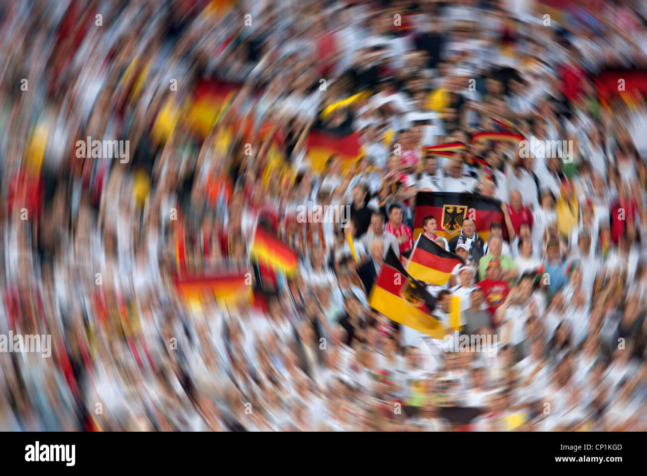 Flou de mouvement des supporters allemands lors de la jouance de l'hymne national avant un match de quart de finale de l'Euro 2008 contre le Portugal. Banque D'Images
