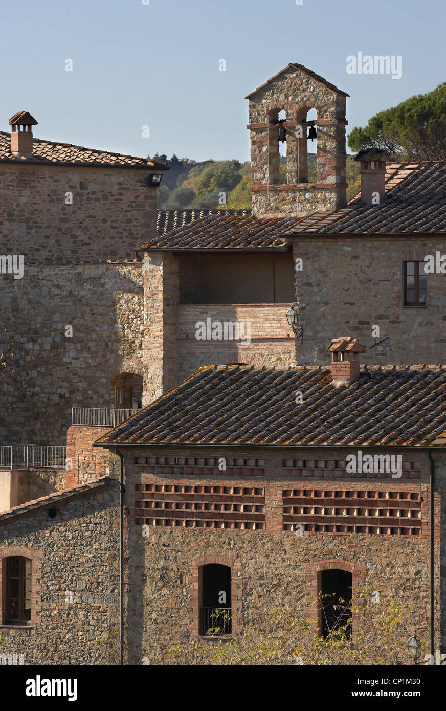 L'extérieur des immeubles et les toits, le Castel Monastero, Castelnuovo Berardenga, Toscane, Italie. Banque D'Images