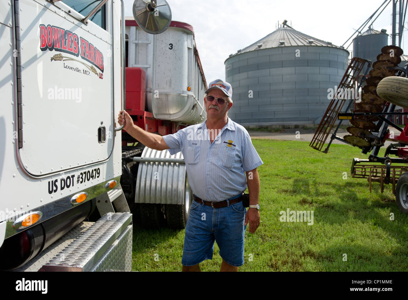 Agriculteur producteur de grain par debout sur son camion farm Banque D'Images