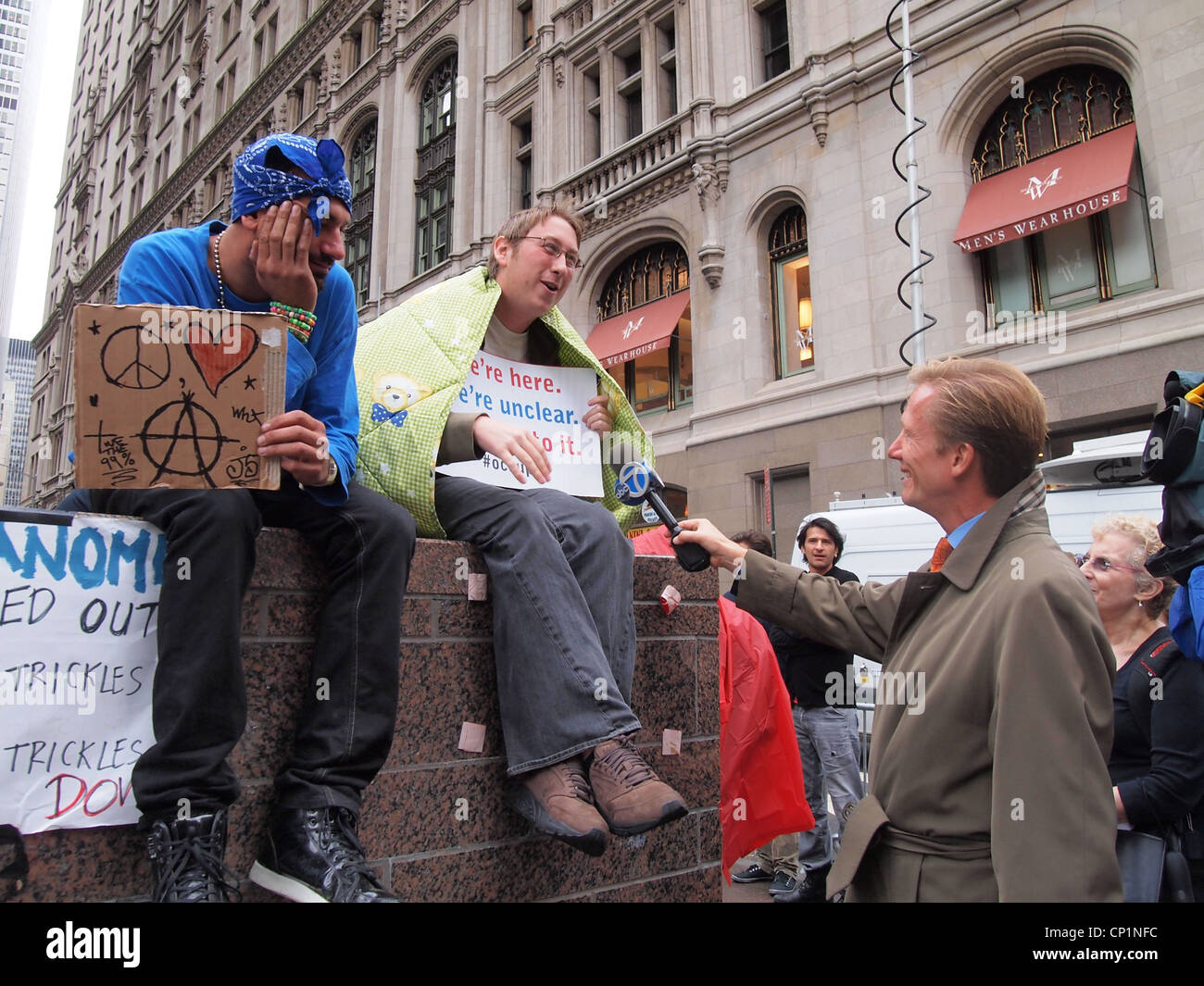 Journaliste de radiotélévision interviews Occupy Wall Street manifestants à Zuccotti Park, NYC, 12 octobre 2011, © Katharine Andriotis Banque D'Images