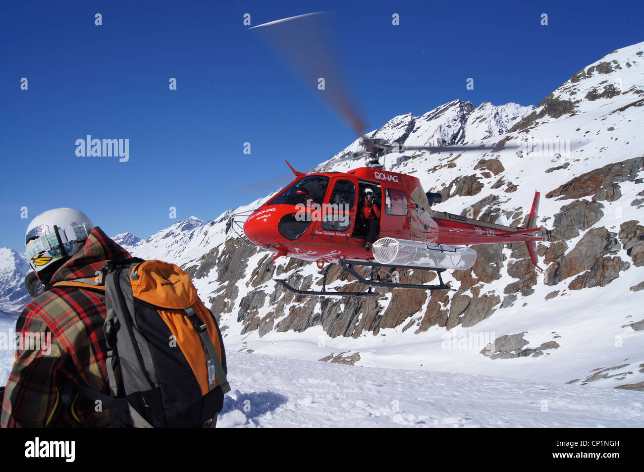 La chute de l'hélicoptère skieurs sur un glacier. Banque D'Images