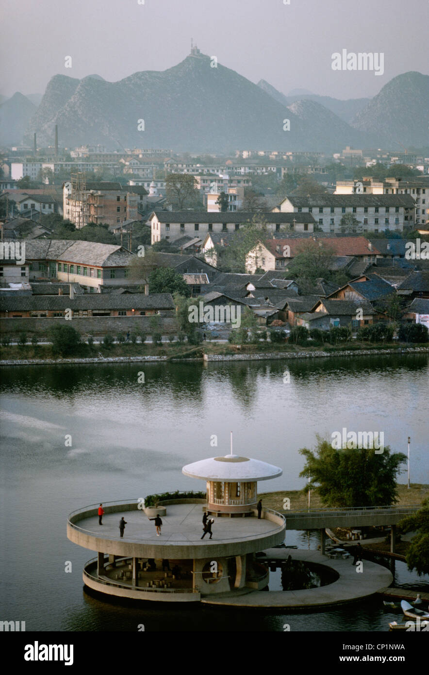 Scène tôt le matin avec les personnes exerçant dans un parc de Guilin, Chine, Décembre 1982 Banque D'Images