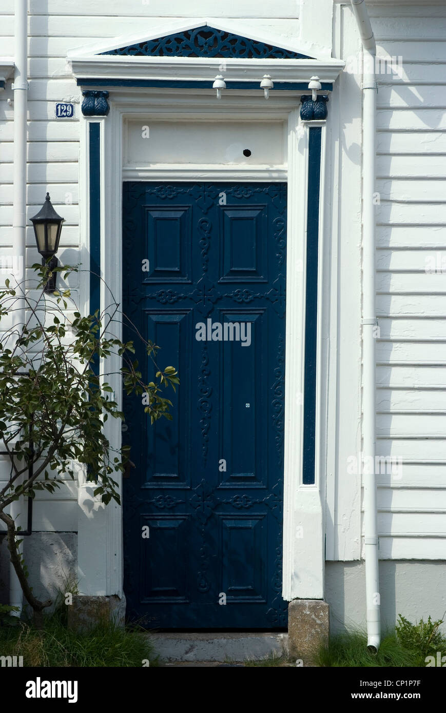 La porte de la vieille maison en bois dans le quartier historique, Kristiansand, Norvège Banque D'Images