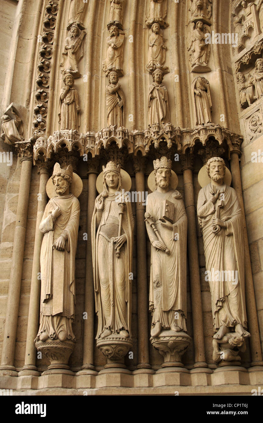 L'art gothique en France. Notre Dame. À partir de la gauche, un roi, la reine de Saba, le roi Salomon et Saint Pierre. Portail de sainte Anne. Banque D'Images