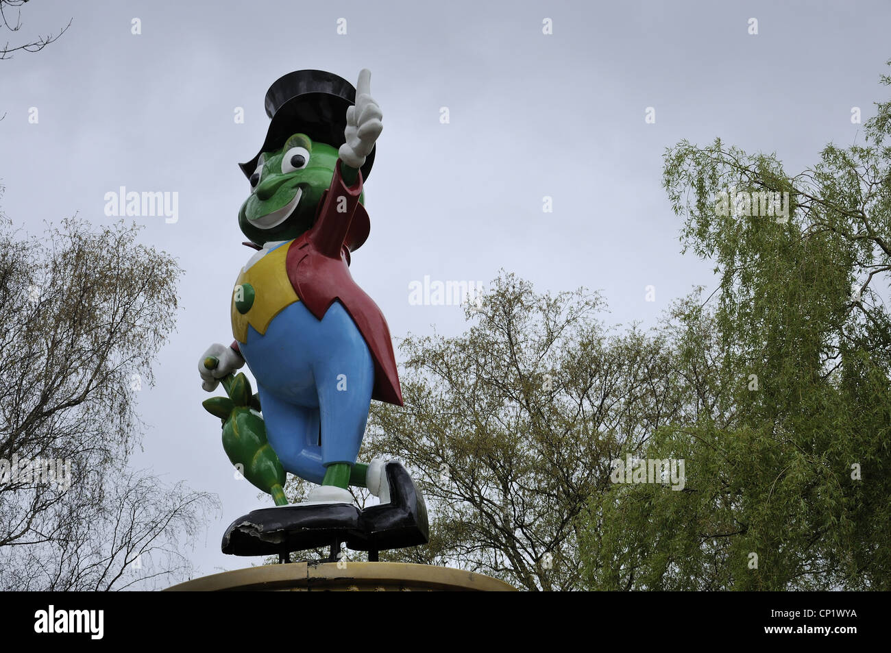 Jiminy Cricket figure en haut de fairground ride Banque D'Images