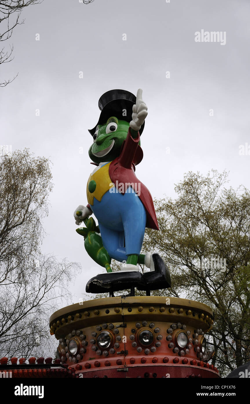 Jiminy Cricket figure en haut de fairground ride Banque D'Images