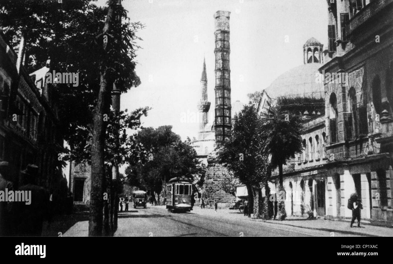 Turquie, Istanbul, rue Divan Yolu avec colonne Constantine (Cemberlitas), vers les années 1940, droits additionnels-Clearences-non disponible Banque D'Images