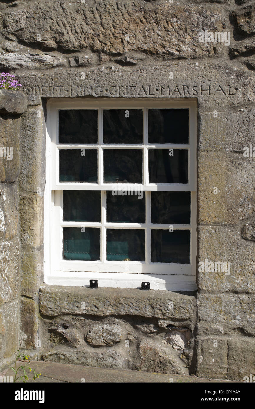 Détail d'une fenêtre avec une inscription ci-dessus au Weaver's Cottage géré par le National Trust for Scotland, The Cross, Kilbarchan, Renfrewshire, Royaume-Uni Banque D'Images
