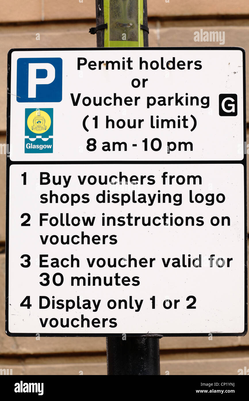 Panneau restrictions de stationnement avec instructions pour les détenteurs de permis et bon de stationnement, centre-ville de Glasgow, Écosse, Royaume-Uni Banque D'Images