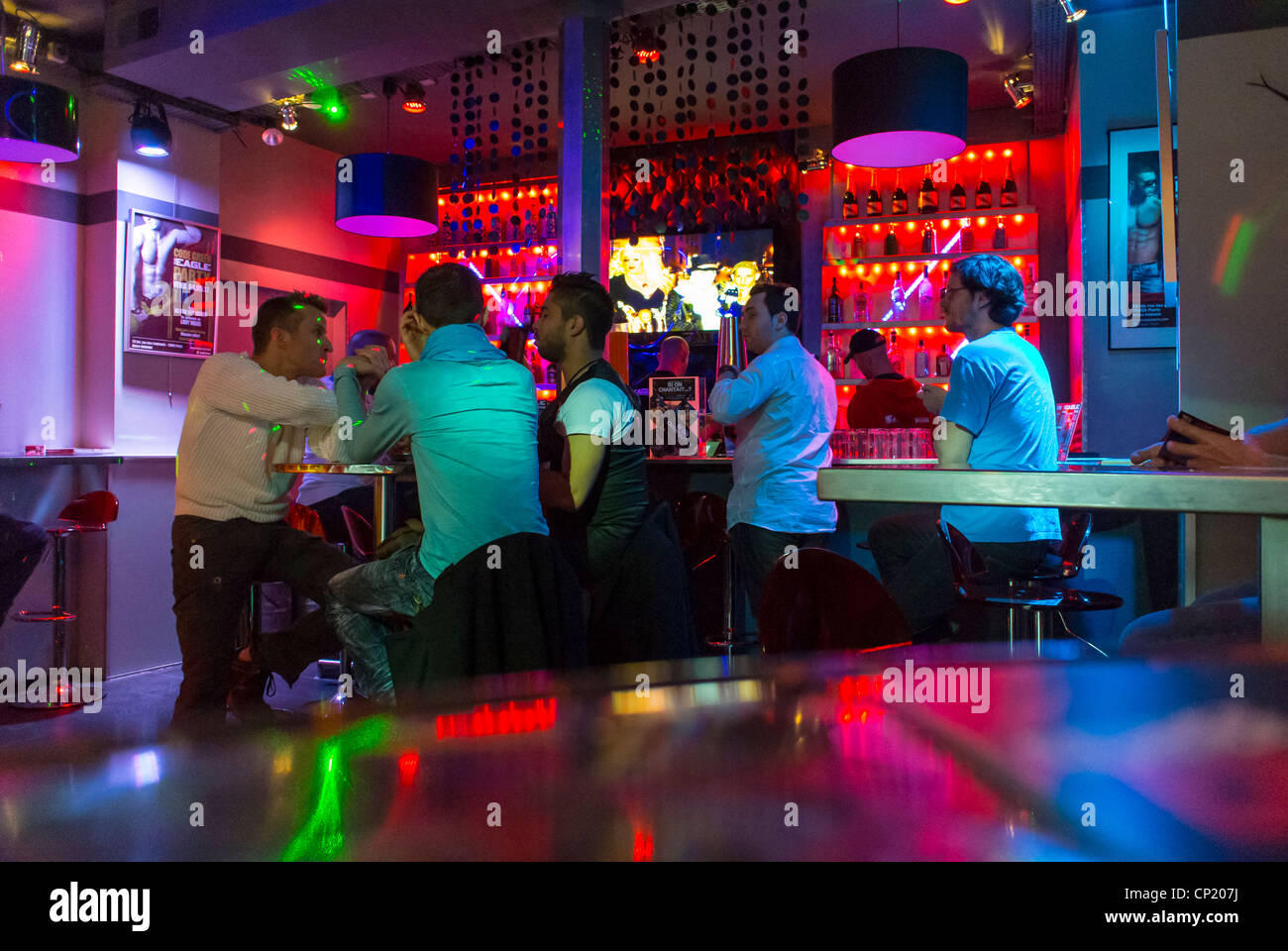 Gays men drinking gay bar pub Banque de photographies et d’images à