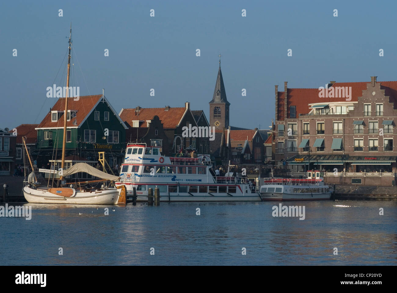 Vue sur le port de Volendam. Banque D'Images