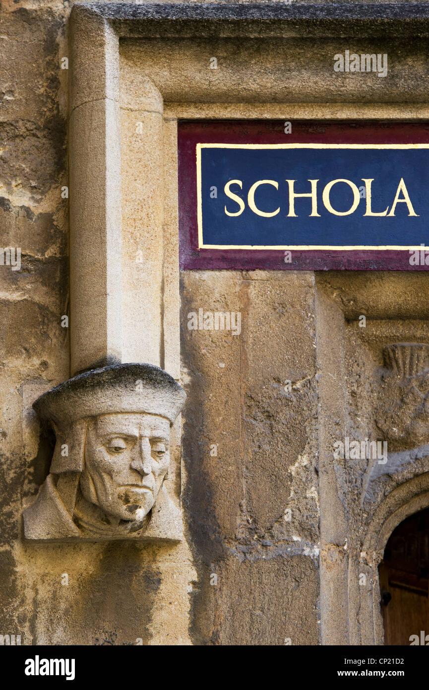 Tête en pierre sculptée, écoles Quadrangle, Bodleian Library, Oxford Angleterre Banque D'Images