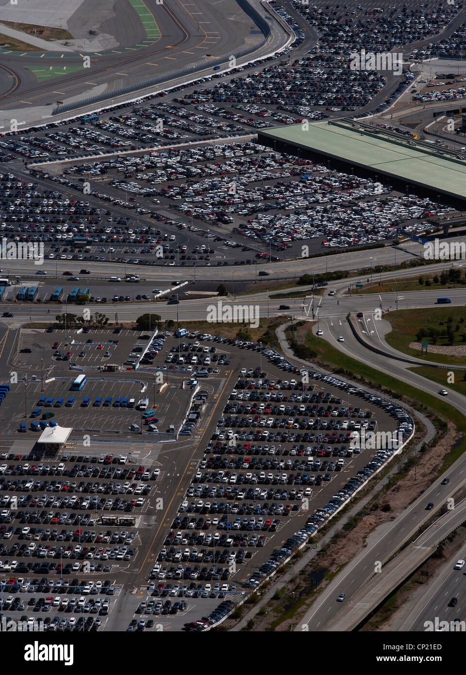 Photographie aérienne des voitures en stationnement à l'aéroport International de San Francisco SFO Banque D'Images