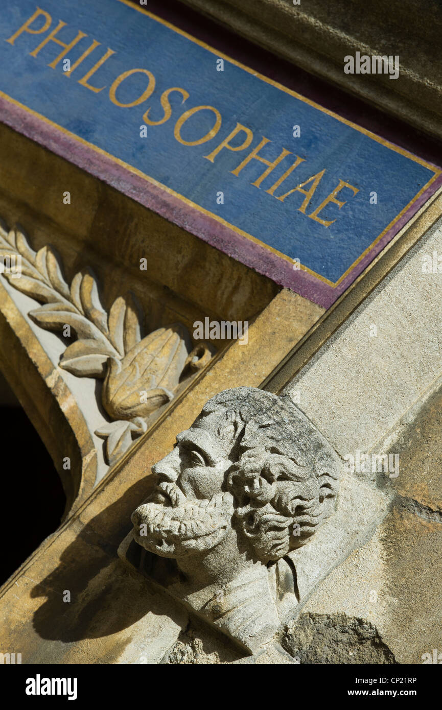 Tête en pierre sculptée, écoles Quadrangle, Bodleian Library, Oxford Angleterre Banque D'Images