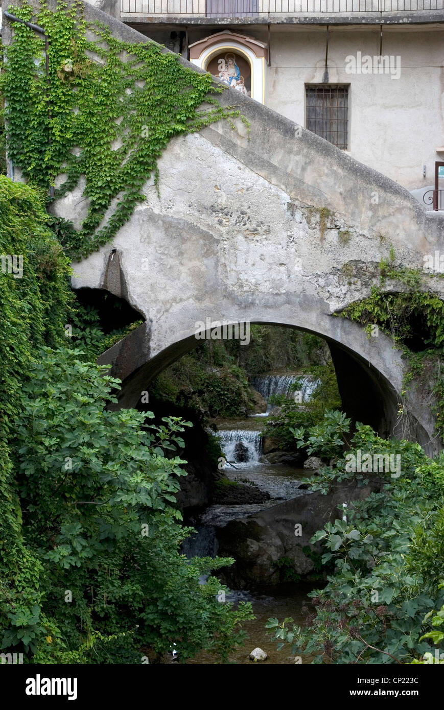 Vue de la rivière qui a fourni les papeteries locales, la Vallée des Moulins, Sorrente, Amalfi, Côte Amalfitaine, Campanie, Italie Banque D'Images