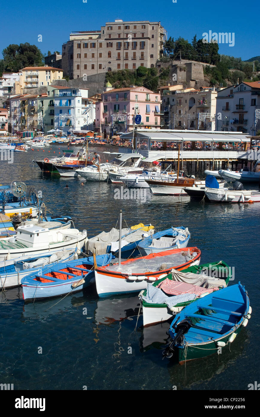 Bateaux dans la Marina Piccola (petit port), mer Méditerranée, Sorrento, Campania, Italy, Europe Banque D'Images