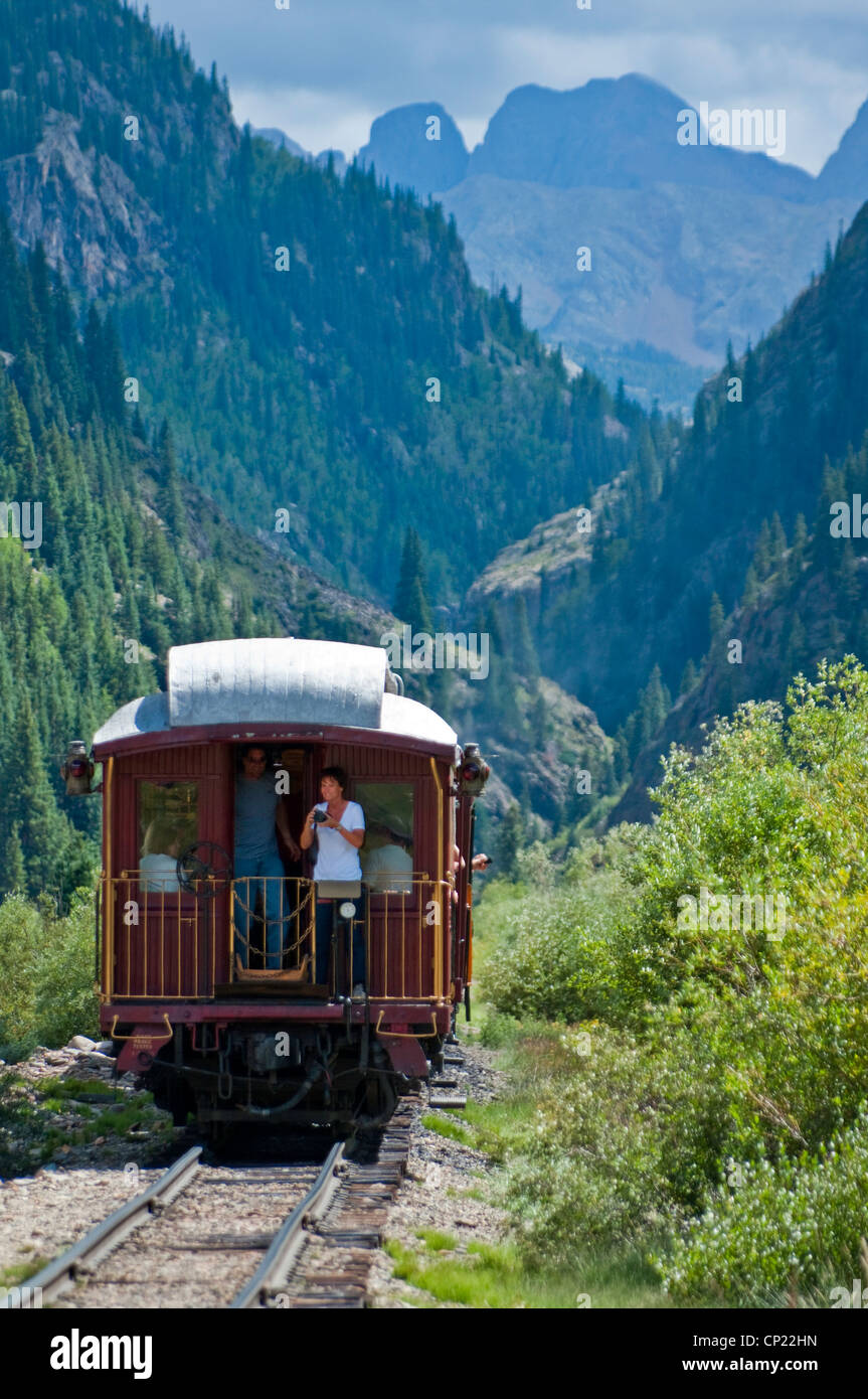 Équitation le Durango & Silverton Railroad vers le sud à travers les montagnes de San Juan Collorado Banque D'Images