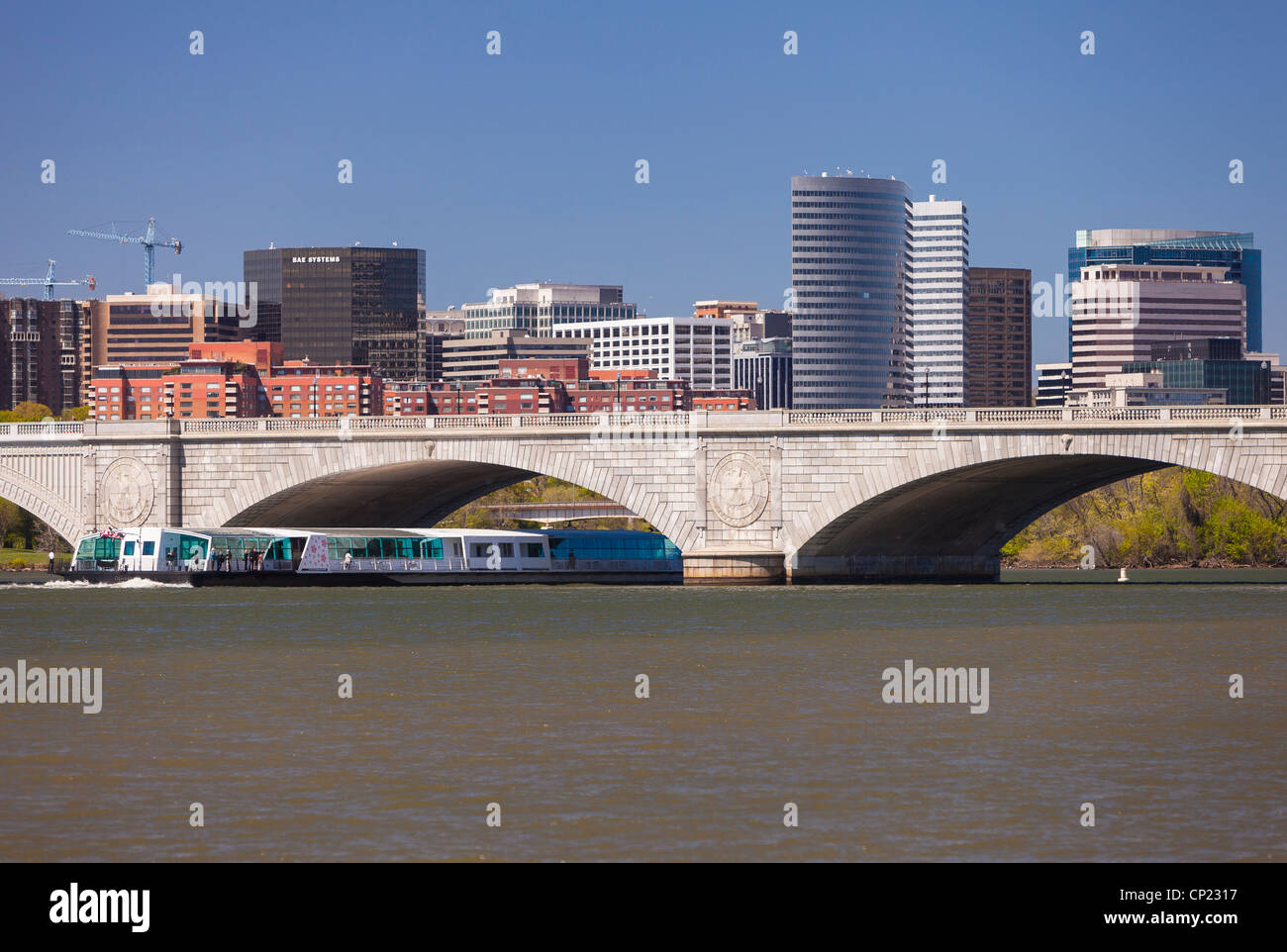 WASHINGTON, DC, USA - Potomac River cruise ship Odyssey. Memorial Bridge et Rosslyn, VA d'horizon. Banque D'Images