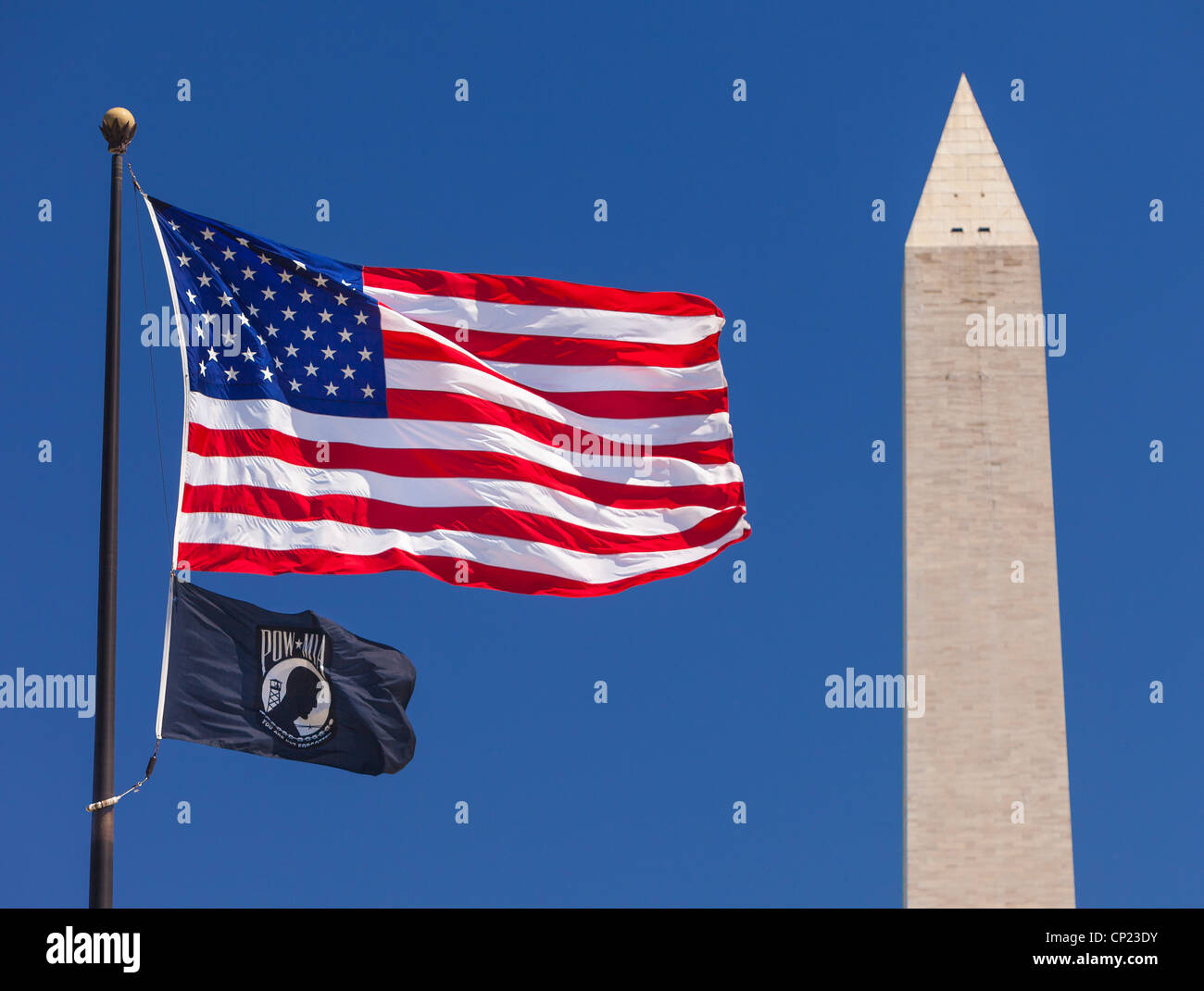 WASHINGTON, DC, USA - Washington Monument avec nous d'un drapeau et d'POW MIA drapeau. Banque D'Images
