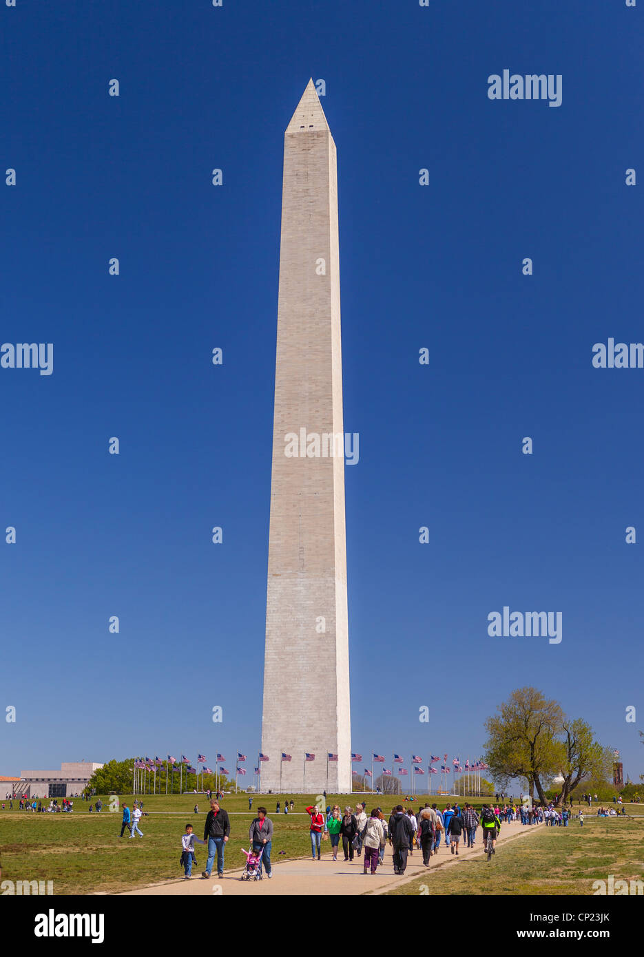 WASHINGTON, DC, USA - Washington Monument et les touristes sur le National Mall. Banque D'Images