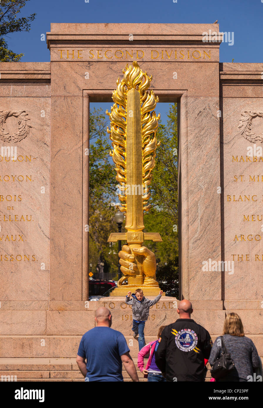 WASHINGTON, DC, USA - Visiteurs à la Deuxième Division Monument commémoratif de la Première Guerre mondiale. Banque D'Images