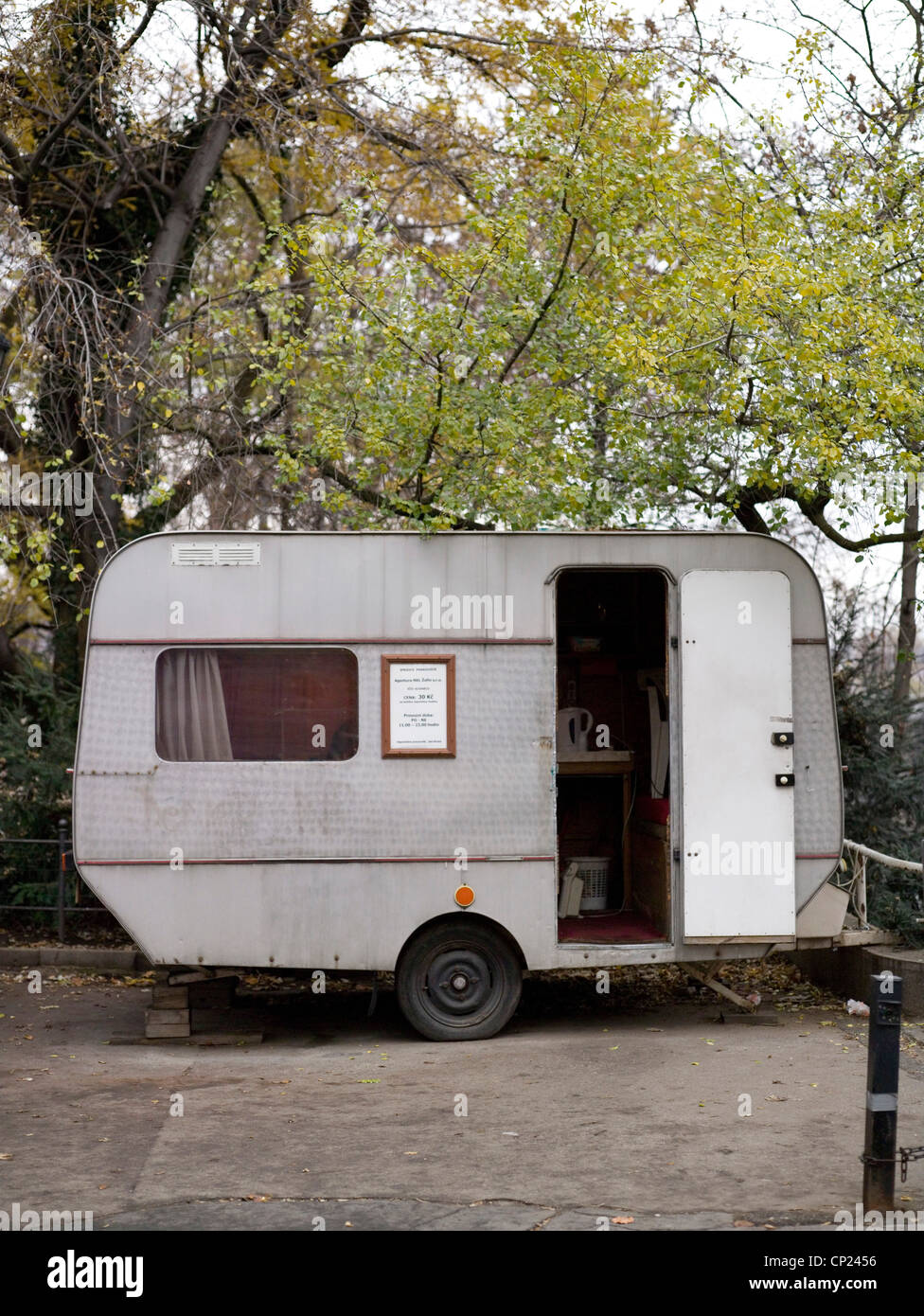 Caravane utilisé comme un bureau, entrée de la palais Zofin, Prague,  République Tchèque Photo Stock - Alamy