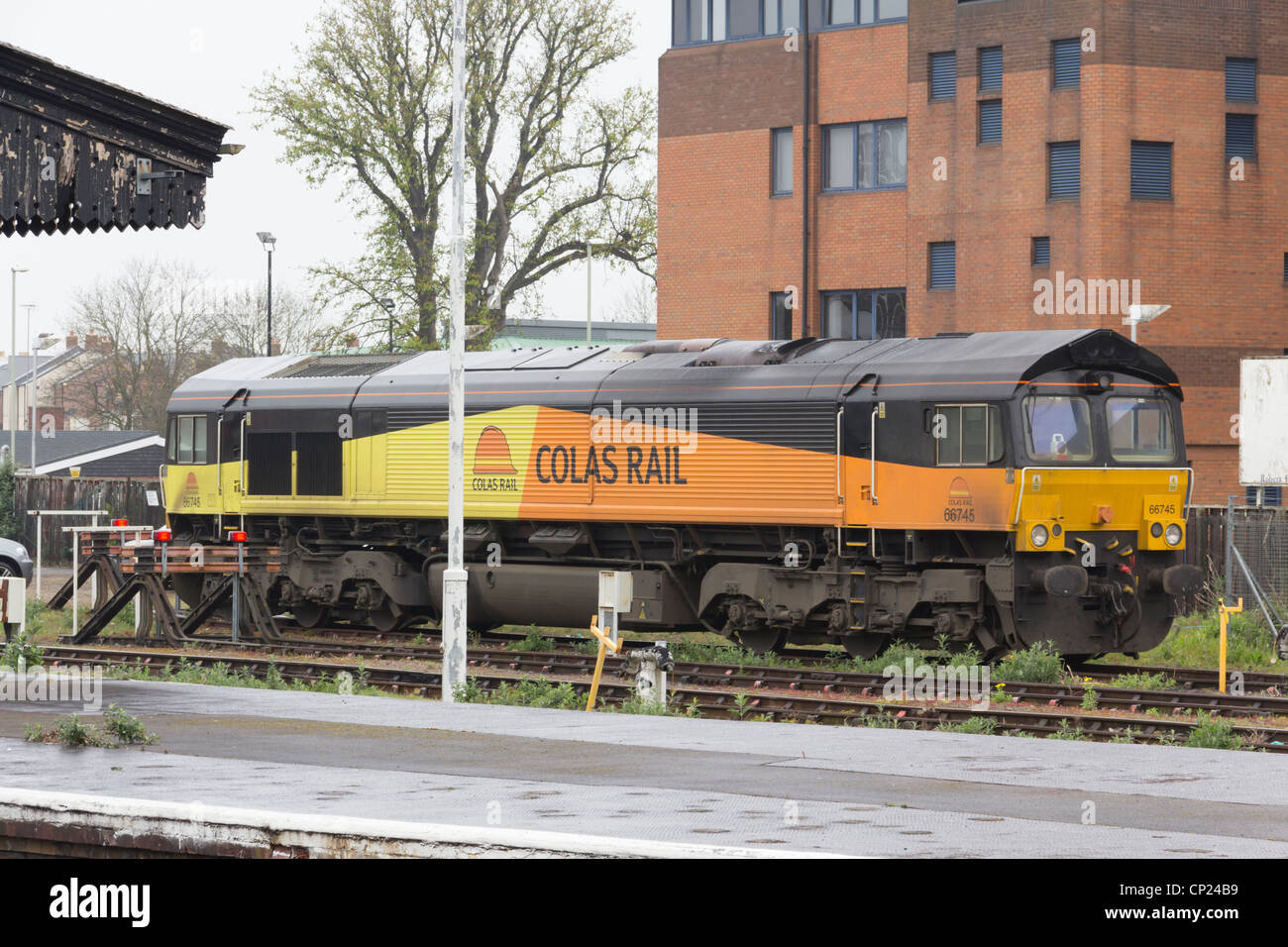 Une locomotive électrique diesel de la classe 66 dans la livrée de Colas Rail, écurie dans les voies près de la gare de Gloucester. Banque D'Images