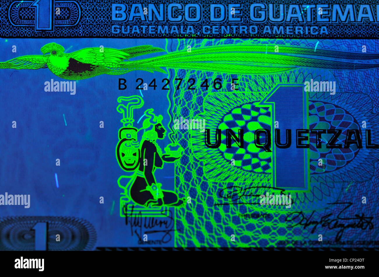 Billet de banque sous la lumière ultraviolette montrant les éléments de sécurité invisibles dans la lumière normale. Quetzal 1 Remarque : Le Guatemala 1986 Banque D'Images