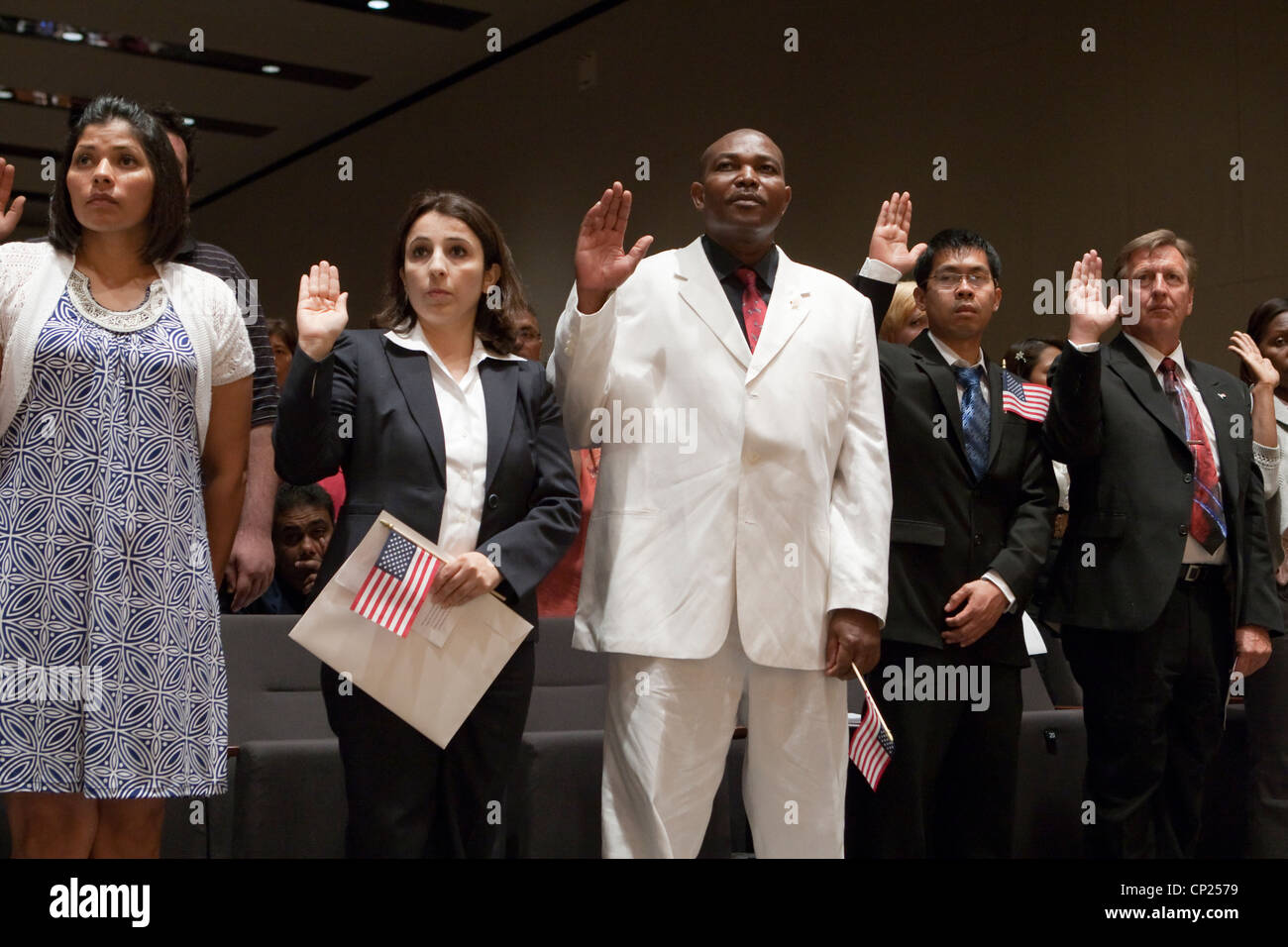 Des centaines de devenir citoyens américains au cours d'une cérémonie de naturalisation à Austin, Texas Banque D'Images