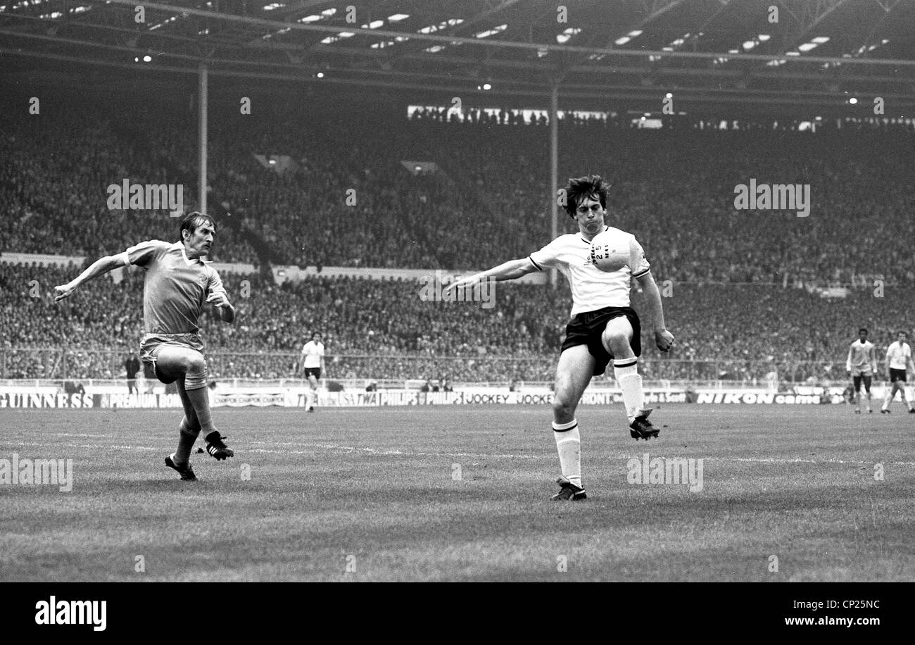 Finale de la FA Cup replay V Manchester City Tottenham Hotspur à Wembley 9/5/1981 Tommy Hutchison (à gauche) et Tony Galvin Banque D'Images