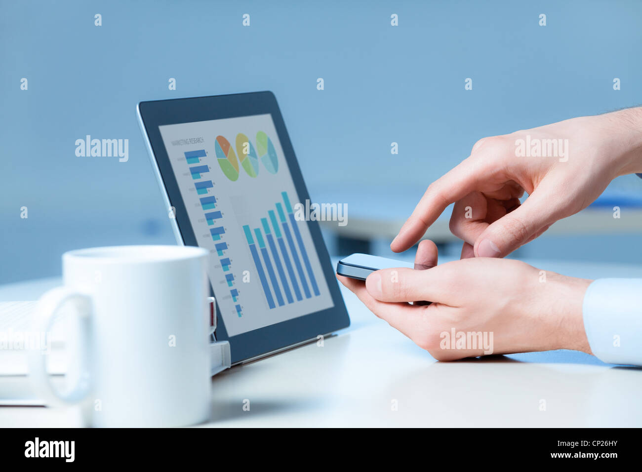 Businessman utilise les technologies des nouveaux médias et appareils pour fonctionner avec succès. Banque D'Images