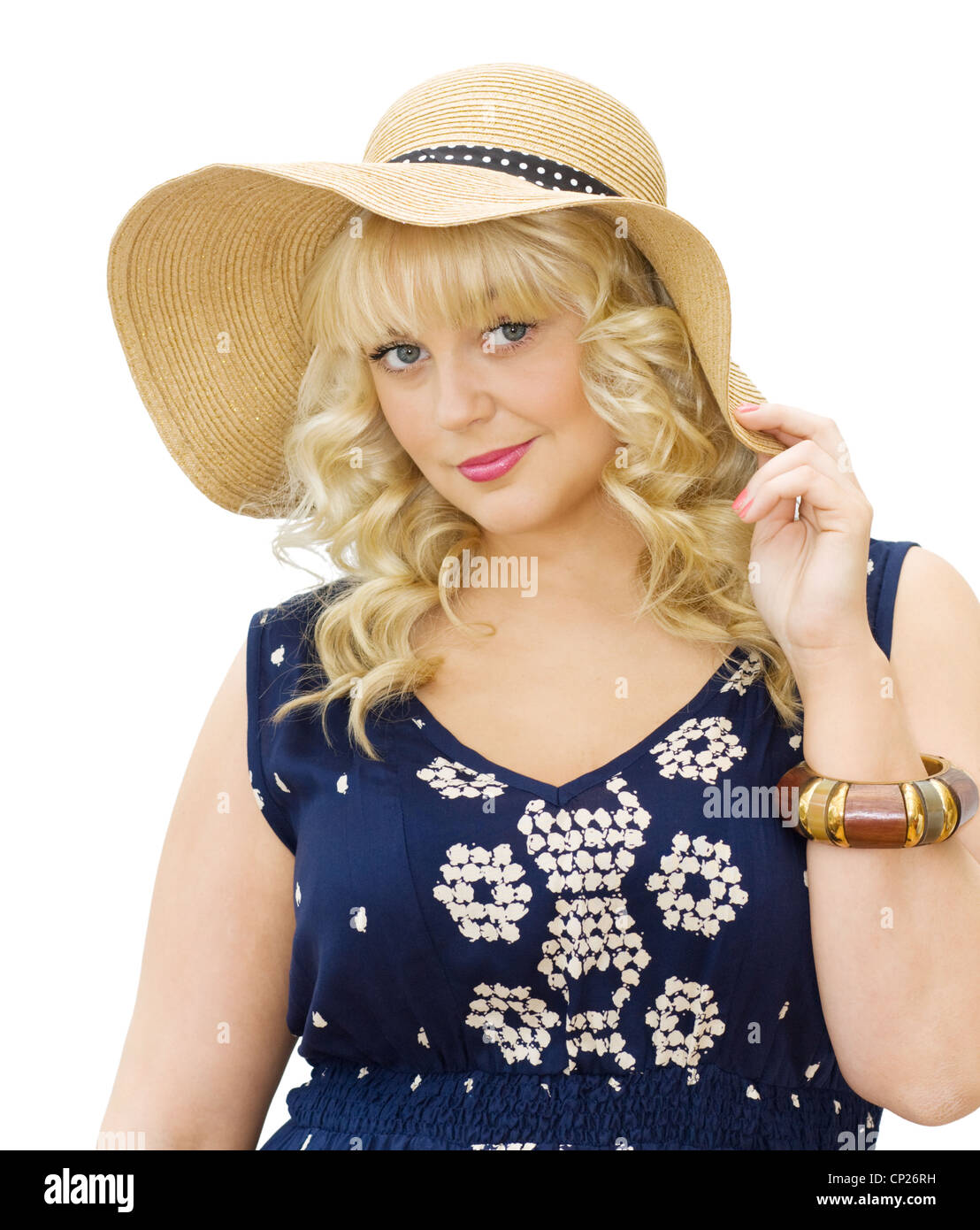 La beauté dans l'été - Irish blonde woman wearing straw hat et robe à fleurs. Être prêt pour les vacances d'été Banque D'Images