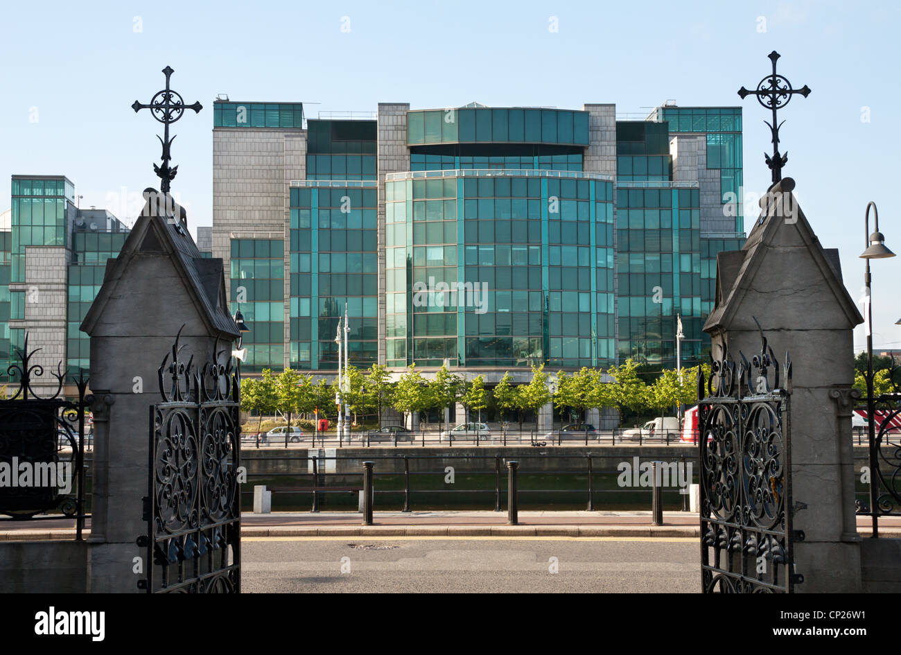 Dublin - l'ancien et le nouveau bâtiment moderne en verre encadrée par d'anciens financiers croix chrétiennes. Banque D'Images