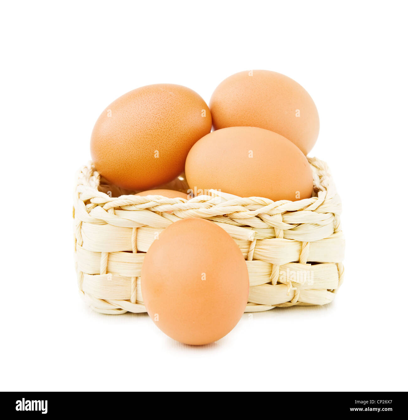 Panier avec des œufs frais de la ferme. Plus isolé sur fond blanc. Banque D'Images