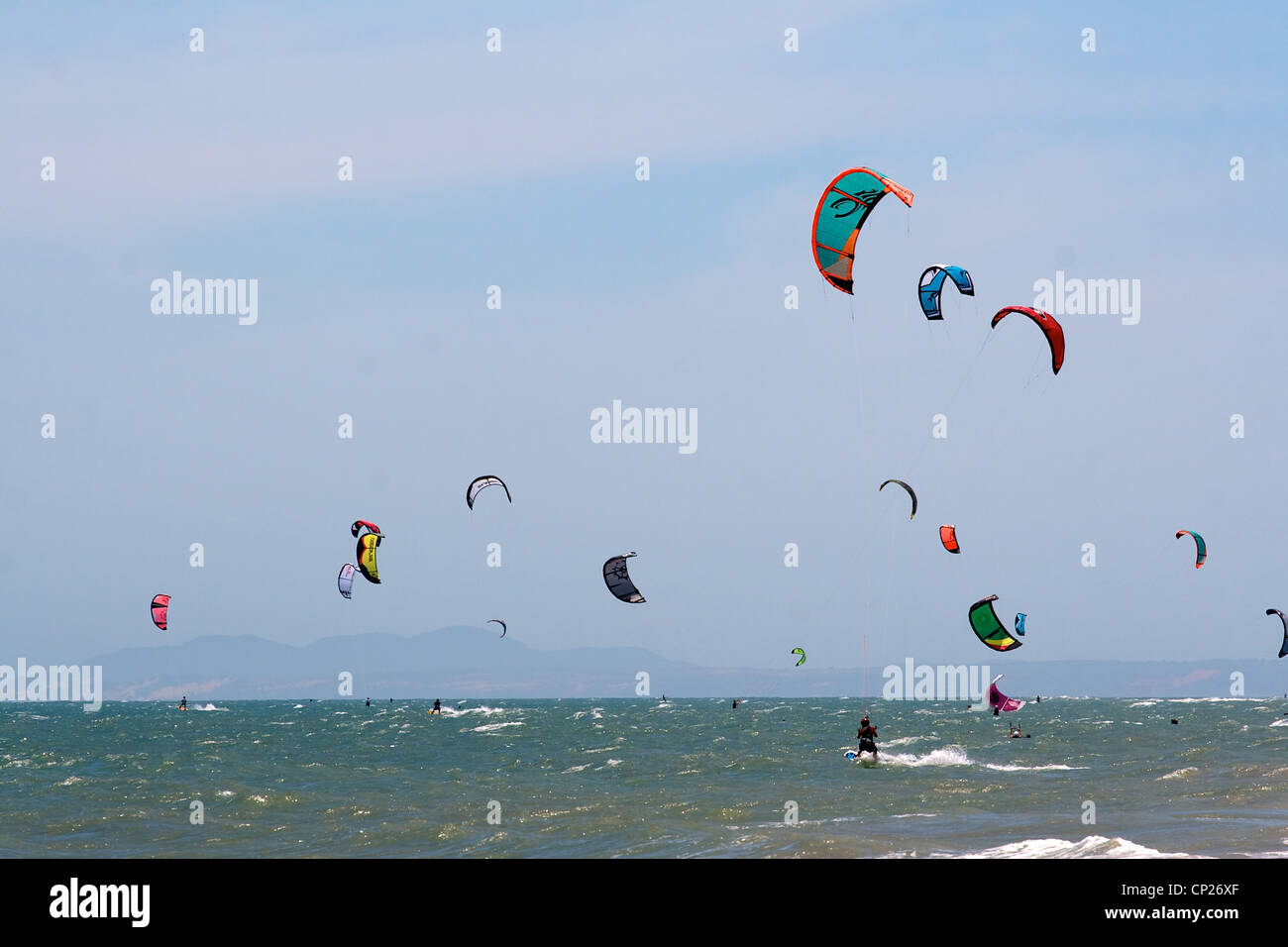 Kite surfeurs en mer à Mui Ne, Vietnam. Banque D'Images