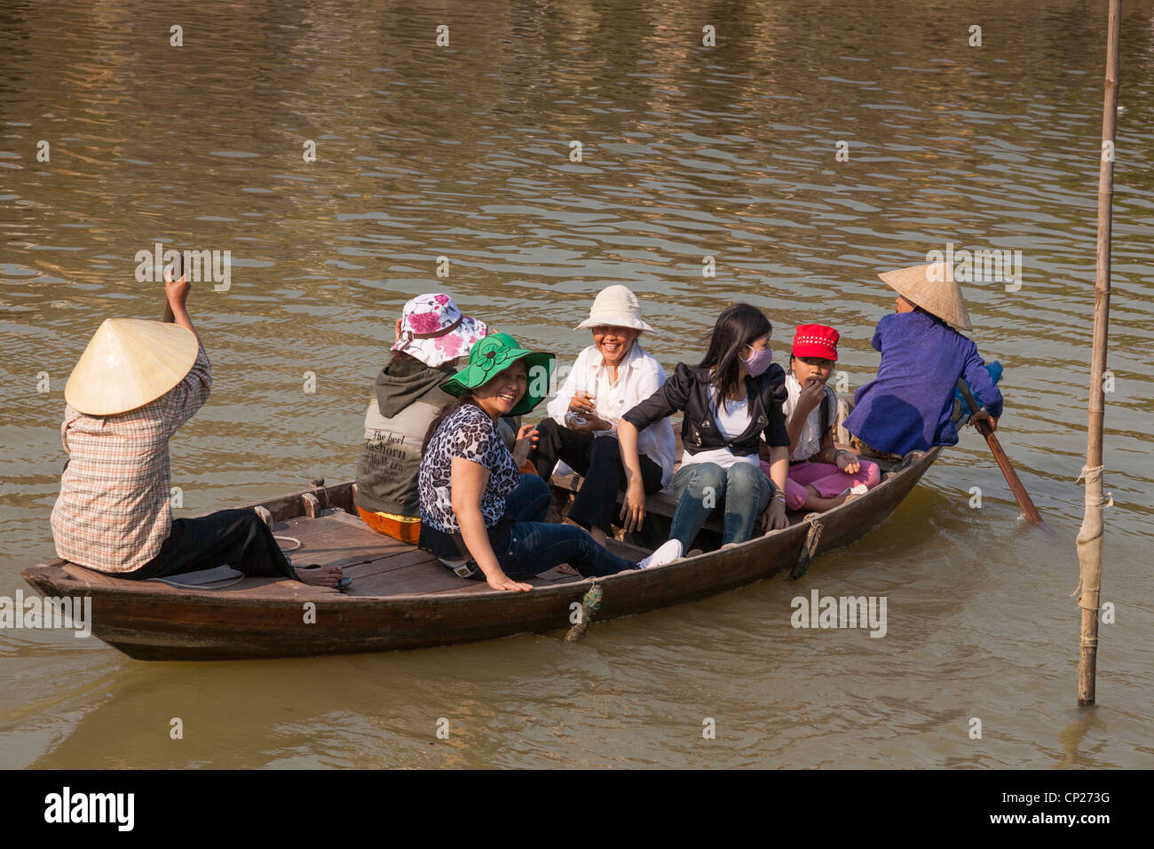 Les femmes voyageant dans un petit bateau en bois, Hoi An, Quang Nam Province, Vietnam Banque D'Images