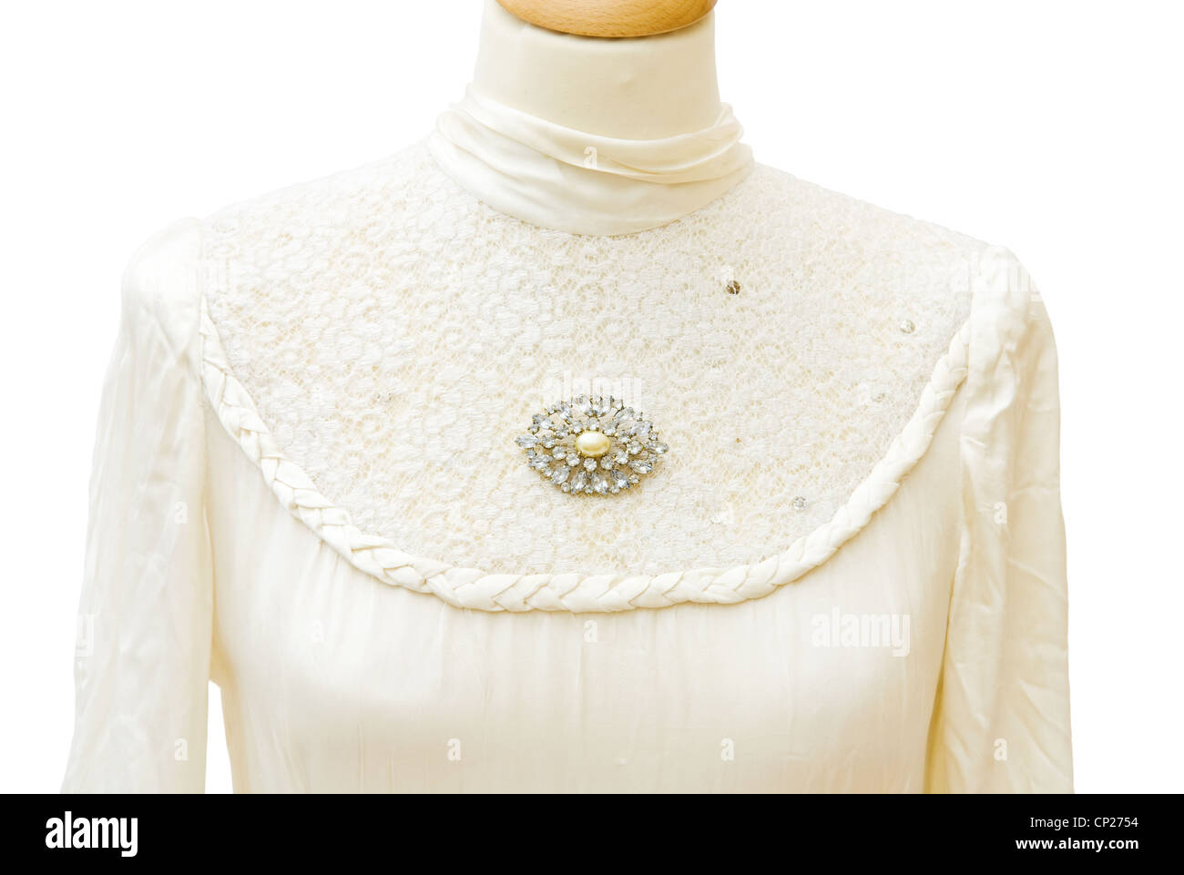 1930 Véritable satin blanc robe de mariée. Broche vintage bijoux de diamants. Détail sur la dentelle. Plus isolé sur fond blanc Banque D'Images