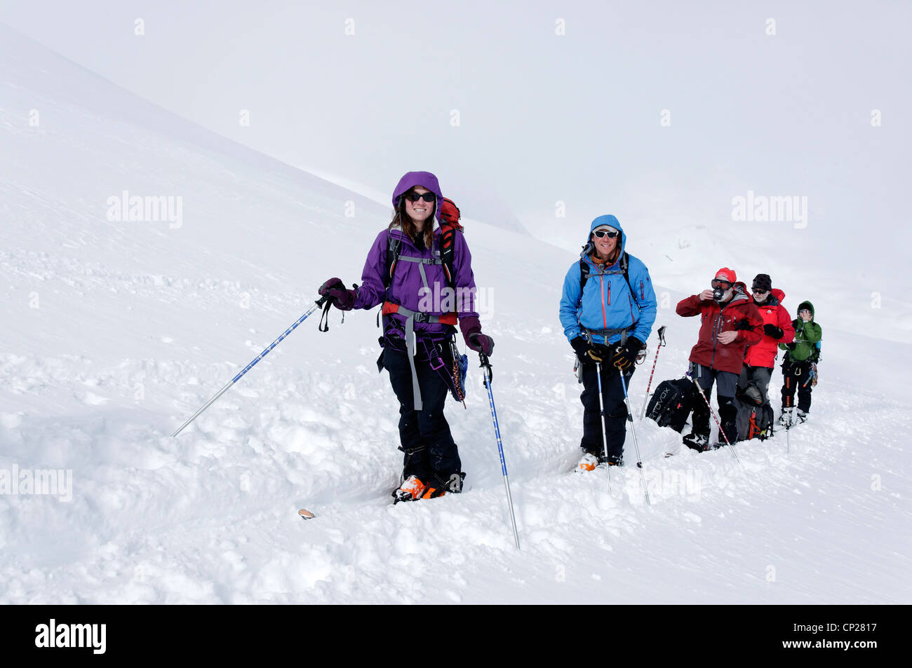 Un groupe de skieurs heureux en faisant une pause sur la Haute Route Banque D'Images
